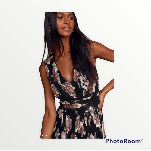 NWT LULU'S Black Floral V Neck We Made it Black Pleated Midi Dress Size Small - Picture 3 of 8